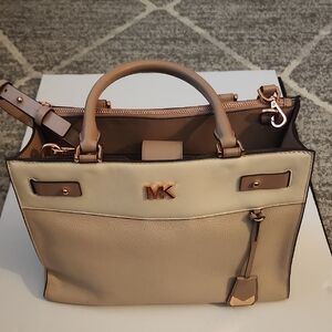 Michael Kors Reagan Large Tan and Cream Satchel With Gold Hardware.
